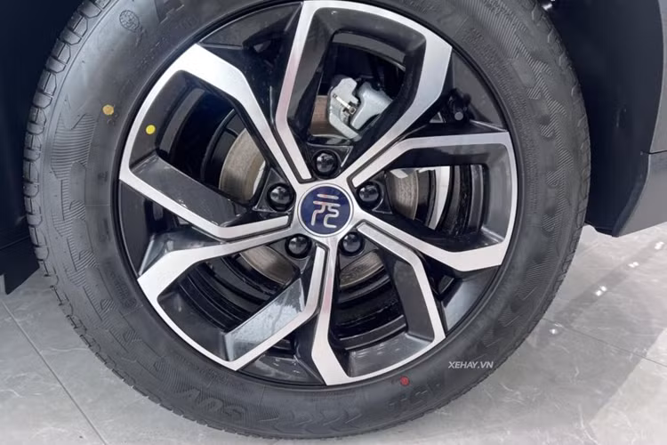 Xe sở hữu thiết kế thanh thoát với những đường nét mềm mại, tạo nên sự hiện đại và hấp dẫn. Đầu xe điện BYD Atto 3 được trang bị đèn pha LED tự động thích ứng, giúp điều chỉnh ánh sáng phù hợp với môi trường lái xe. Ngoài ra, xe còn tích hợp dải đèn LED định vị ban ngày và tính năng chờ dẫn đường.