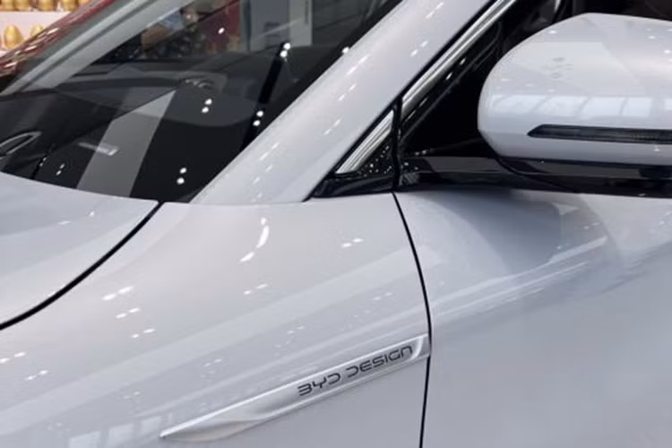 Trong vòng 2 năm tiếp theo (từ 01/3/2025 đến 01/3/2027), sẽ chỉ cần nộp lệ phí trước bạ lần đầu với mức thu bằng 50% mức thu đối với ô tô chạy xăng, dầu có cùng số chỗ ngồi. BYD Atto 3 sở hữu kích thước dài x rộng x cao lần lượt là 4.455 x 1.875 x 1.615 mm, cùng chiều dài cơ sở 2.720 mm.