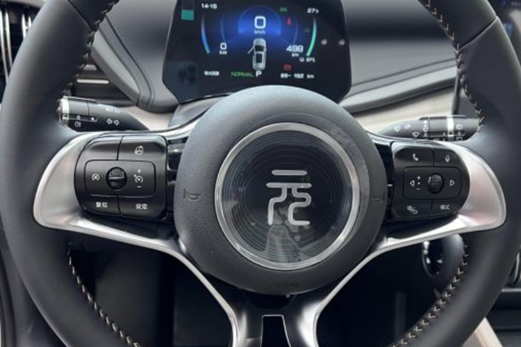 Xe còn có hệ thống âm thanh 8 loa Dirac HD, sạc không dây, sạc USB chuẩn A và C, ghế lái chỉnh điện 6 hướng, ghế phụ phía trước chỉnh điện 4 hướng, cần số điện tử, phanh đỗ điện tử, cửa sổ trời toàn cảnh, điều hòa tự động và lọc bụi mịn PM2.5…