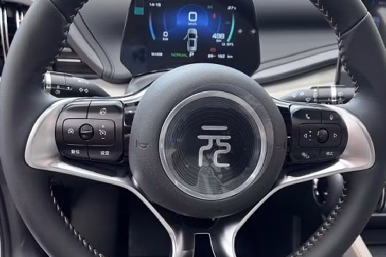 Xe còn có hệ thống âm thanh 8 loa Dirac HD, sạc không dây, sạc USB chuẩn A và C, ghế lái chỉnh điện 6 hướng, ghế phụ phía trước chỉnh điện 4 hướng, cần số điện tử, phanh đỗ điện tử, cửa sổ trời toàn cảnh, điều hòa tự động và lọc bụi mịn PM2.5…