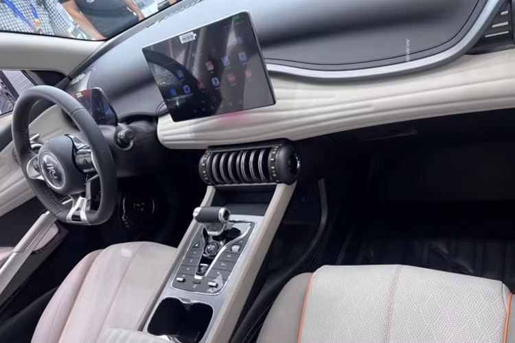 Cụm đèn chiếu sáng được thiết kế sắc sảo, kết hợp với các chi tiết sơn đen tinh tế tạo điểm nhấn ấn tượng. Phía bên hông, BYD Atto 3 được trang bị gương chiếu hậu có tính năng sấy kính, chỉnh/gập điện, giúp tối ưu hóa tầm nhìn và tiện lợi cho người lái.