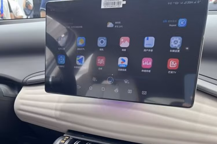 Về nội thất, Atto 3 được trang bị màn hình thông tin - giải trí có kích thước 15,6 inch, hỗ trợ Apple CarPlay và Android Auto. Màn hình trung tâm có thể xoay tròn, để dạng dọc hoặc ngang tùy nhu cầu sử dụng khác nhau.