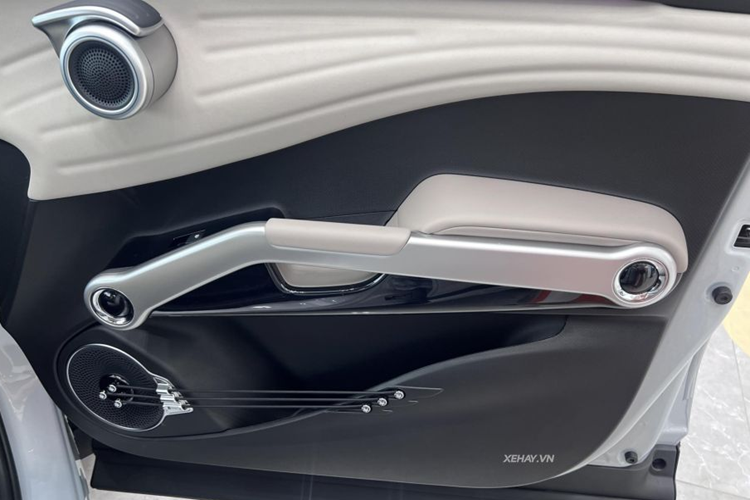 Bên cạnh đó, xe còn có các tuỳ chọn mâm 17 inch và 18 inch, tất cả đều được thiết kế cách điệu vô cùng cầu kỳ. Ở phần đuôi xe, BYD Atto 3 có cụm đèn hậu LED được thiết kế vắt ngang thời thượng, kết hợp với đèn báo rẽ tuần tự, tạo nên nét độc đáo và hiện đại cho xe.