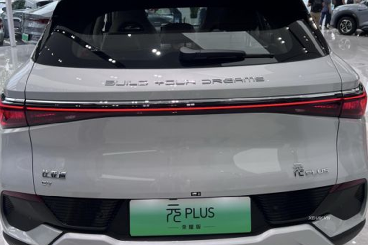 Về trang bị an toàn, xe sở hữu nhiều tính năng hỗ trợ lái như: hệ thống chống bó cứng phanh (ABS), phân bổ lực phanh điện tử (EBD), cân bằng điện tử (ESP), kiểm soát lực kéo (TCS), phanh khẩn cấp tự động (AEB), cảnh báo va chạm phía trước (FCW), cảnh báo chệch làn đường (LDW), hỗ trợ giữ làn (LKA).