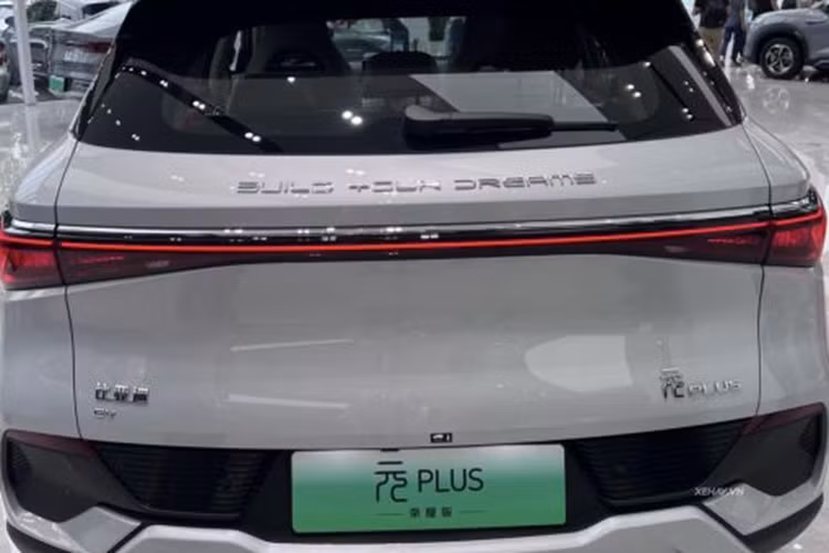 Về trang bị an toàn, xe sở hữu nhiều tính năng hỗ trợ lái như: hệ thống chống bó cứng phanh (ABS), phân bổ lực phanh điện tử (EBD), cân bằng điện tử (ESP), kiểm soát lực kéo (TCS), phanh khẩn cấp tự động (AEB), cảnh báo va chạm phía trước (FCW), cảnh báo chệch làn đường (LDW), hỗ trợ giữ làn (LKA).