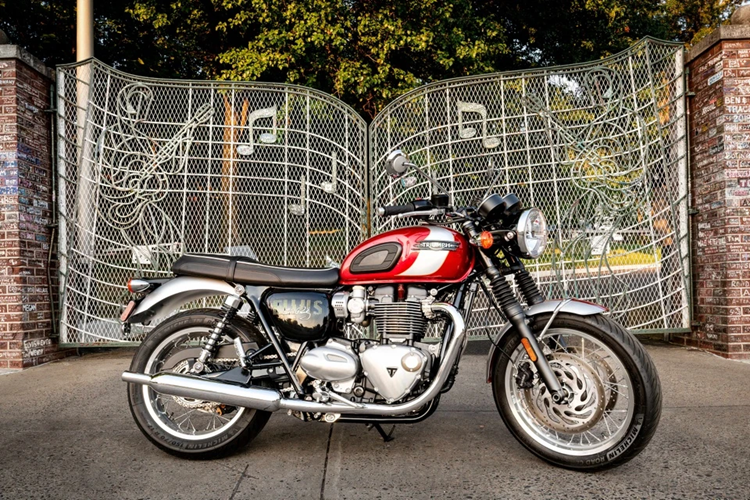 Nhằm tri ân huyền thoại Rock 'n Roll Elvis Presley, Triumph đã giới thiệu phiên bản đặc biệt Bonneville T120 Elvis Presley Limited Edition giới hạn với số lượng 925 chiếc toàn cầu.