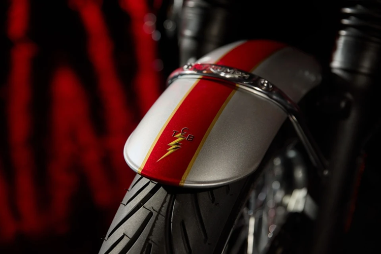 Mỗi chiếc xe đều mang biểu tượng "Taking Care of Business in a Flash", vốn được sử dụng làm mặt dây chuyền Elvis Presley dành tặng cho hội bạn thân "Memphis Mafia".