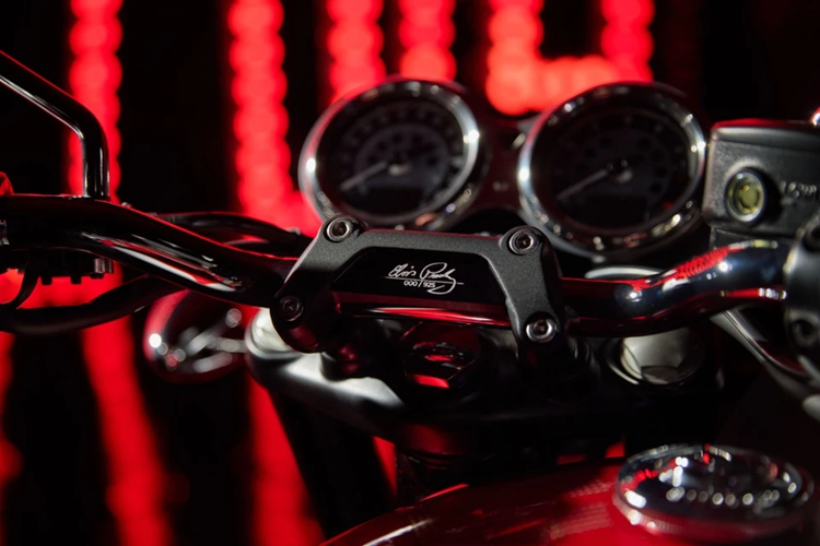 Số thứ tự của xe được khắc trên ghi đông, đi kèm chữ ký của nghệ sĩ tài hoa người Mỹ.