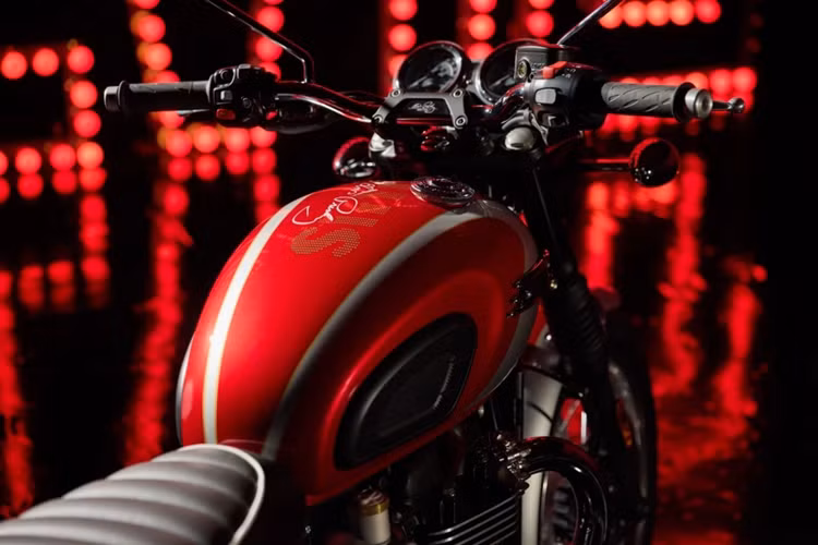 Chủ sở hữu của phiên bản đặc biệt này sẽ được tặng một đĩa nhạc Sony mạ vàng với bao bì thửa riêng giữa Elvis Presley và Triumph Motorcycles, đi kèm chữ ký của CEO Triumph Motorcycles và ABG, công ty sở hữu tác quyền của ca sĩ này.