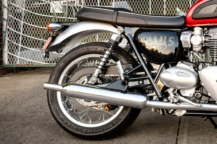 Nhiều chi tiết được mạ chrome bóng mang phong cách retro, bao gồm hệ thống ống xả kép dạng nòng súng. Vè trước và sau được sơn màu bạc Aluminum Silver.