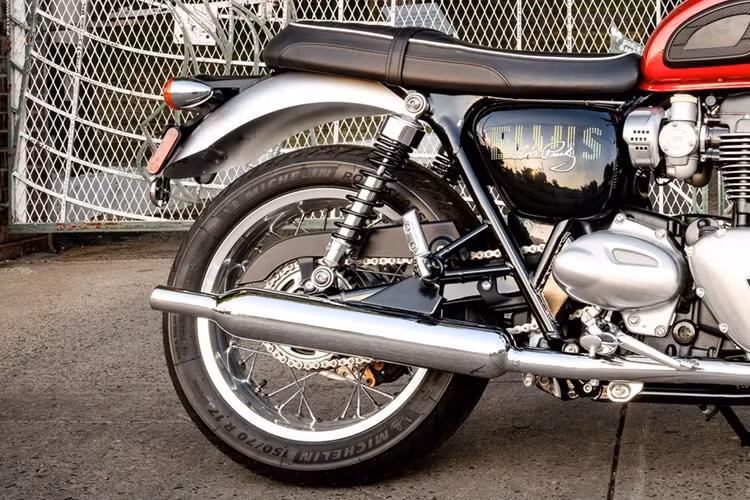 Nhiều chi tiết được mạ chrome bóng mang phong cách retro, bao gồm hệ thống ống xả kép dạng nòng súng. Vè trước và sau được sơn màu bạc Aluminum Silver.