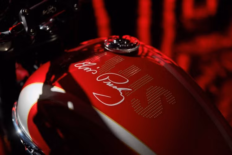 Bình xăng của phiên bản đặc biệt này được sơn màu đỏ Carnival Red kết hợp cùng họa tiết màu bạc Aluminum Silver. Ký tự ELVIS được thiết kế bởi các bóng đèn dây tóc vàng cùng chữ ký của ca sĩ này được thực hiện thủ công.