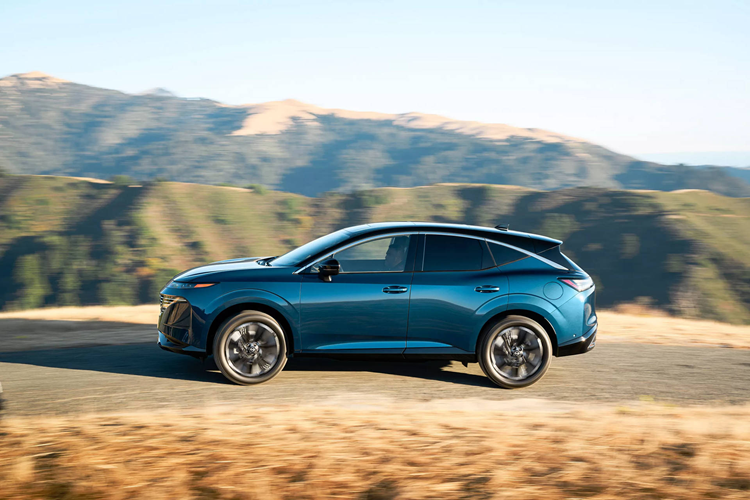 Chúng được ngăn cách bằng một dải nhựa cùng màu thân xe, khiến Nissan Murano 2025 gợi nhớ đến Ferrari Daytona hoặc phiên bản hiện đại 12cilindri. Bên hông, có thể thấy gương chiếu hậu được di chuyển từ cột A ra cửa.