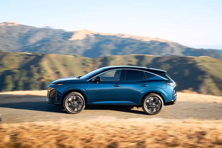 Chúng được ngăn cách bằng một dải nhựa cùng màu thân xe, khiến Nissan Murano 2025 gợi nhớ đến Ferrari Daytona hoặc phiên bản hiện đại 12cilindri. Bên hông, có thể thấy gương chiếu hậu được di chuyển từ cột A ra cửa.