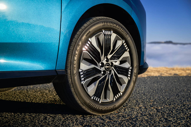 Các công nghệ tiên tiến được cung cấp ở dạng tùy chọn như ProPilot Assist 1.1, Invisible Hood View để “nhìn” xuyên qua khoang động cơ và camera Quan sát xung quanh thông minh 3D. Cấu hình cao cấp nhất có ghế da semi-aniline với chức năng massage.