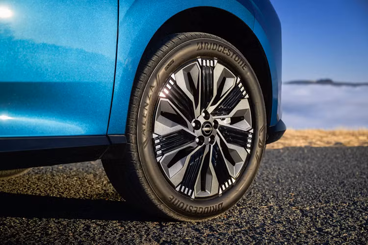 Các công nghệ tiên tiến được cung cấp ở dạng tùy chọn như ProPilot Assist 1.1, Invisible Hood View để “nhìn” xuyên qua khoang động cơ và camera Quan sát xung quanh thông minh 3D. Cấu hình cao cấp nhất có ghế da semi-aniline với chức năng massage.