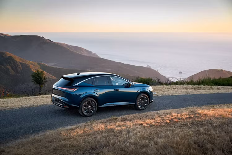 Tuy nhiên, động cơ V6 3.5L mạnh mẽ trước đây cũng không còn nữa, thế chỗ là động cơ 4 xy-lanh thẳng hàng 2.0L tăng áp có công suất 244 mã lực, tức là giảm đi 19 đơn vị. Dù vậy, mô-men xoắn cực đại thì được tăng thêm 27 đơn vị để lên tới mức 353 Nm, cải thiện cảm giác tăng tốc và giúp Murano thế hệ mới giữ nguyên khả năng kéo 2.034 kg.