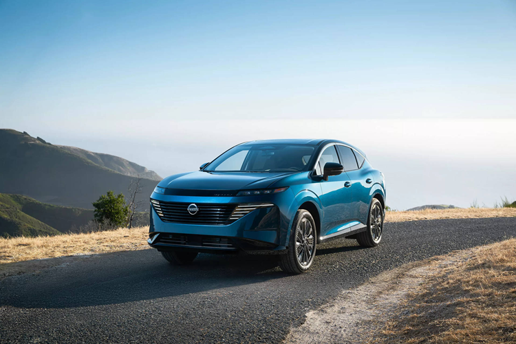 Murano 2025 vẫn là dòng xe sử dụng động cơ đốt trong là chủ yếu, nhưng hãng Nhật đã lấy cảm hứng từ chiếc Ariya thuần điện để tạo hình cho xe, thể hiện rõ nhất ở lưới tản nhiệt V-Motion phía trước và đèn pha LED với các đường mỏng được xếp như đôi cánh.