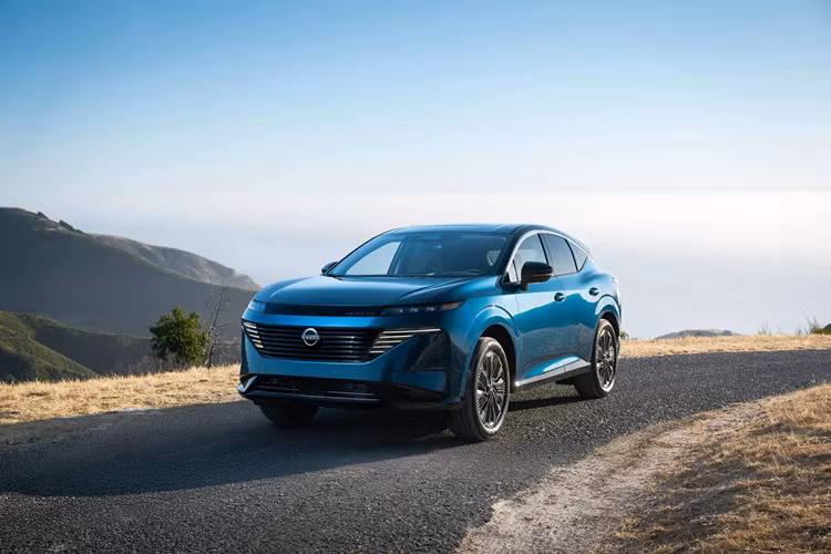 Murano 2025 vẫn là dòng xe sử dụng động cơ đốt trong là chủ yếu, nhưng hãng Nhật đã lấy cảm hứng từ chiếc Ariya thuần điện để tạo hình cho xe, thể hiện rõ nhất ở lưới tản nhiệt V-Motion phía trước và đèn pha LED với các đường mỏng được xếp như đôi cánh.