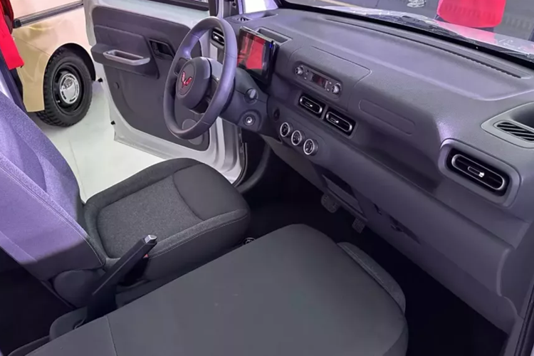 Hàng ghế thứ hai của Zhigung EV thậm chí còn cơ bản hơn. Nó có một băng ghế dài cho 2 người (không có tựa đầu) có thể gập lại thành sàn phẳng. Cửa xe có cửa sổ chỉnh tay. Một lần nữa, chúng ta thấy rất nhiều bề mặt kim loại trần. Wulign Zhiguang EV rất nhẹ. Trọng lượng không tải của xe đạt 892 kg, nhẹ hơn 193 kg so với Smart Fortwo EQ.