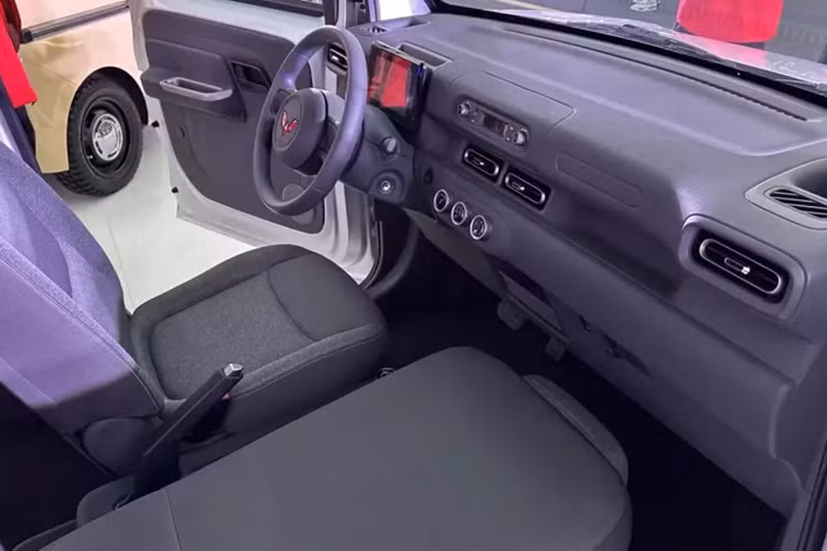 Hàng ghế thứ hai của Zhigung EV thậm chí còn cơ bản hơn. Nó có một băng ghế dài cho 2 người (không có tựa đầu) có thể gập lại thành sàn phẳng. Cửa xe có cửa sổ chỉnh tay. Một lần nữa, chúng ta thấy rất nhiều bề mặt kim loại trần. Wulign Zhiguang EV rất nhẹ. Trọng lượng không tải của xe đạt 892 kg, nhẹ hơn 193 kg so với Smart Fortwo EQ.