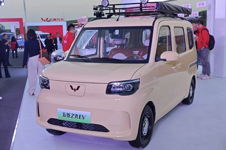 Mức giá xe Wuling Zhiguang EV sẽ sớm có mặt tại thị trường Trung Quốc vẫn chưa được tiết lộ. Có lẽ xe sẽ đắt hơn một chút so với Hongguang Mini EV. Truyền thông Trung Quốc dự kiến giá khởi điểm của xe sẽ vào khoảng 50.000 nhân dân tệ (6.900 đô la), gần 165 triệu đồng.