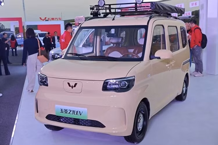 Mức giá xe Wuling Zhiguang EV sẽ sớm có mặt tại thị trường Trung Quốc vẫn chưa được tiết lộ. Có lẽ xe sẽ đắt hơn một chút so với Hongguang Mini EV. Truyền thông Trung Quốc dự kiến giá khởi điểm của xe sẽ vào khoảng 50.000 nhân dân tệ (6.900 đô la), gần 165 triệu đồng.