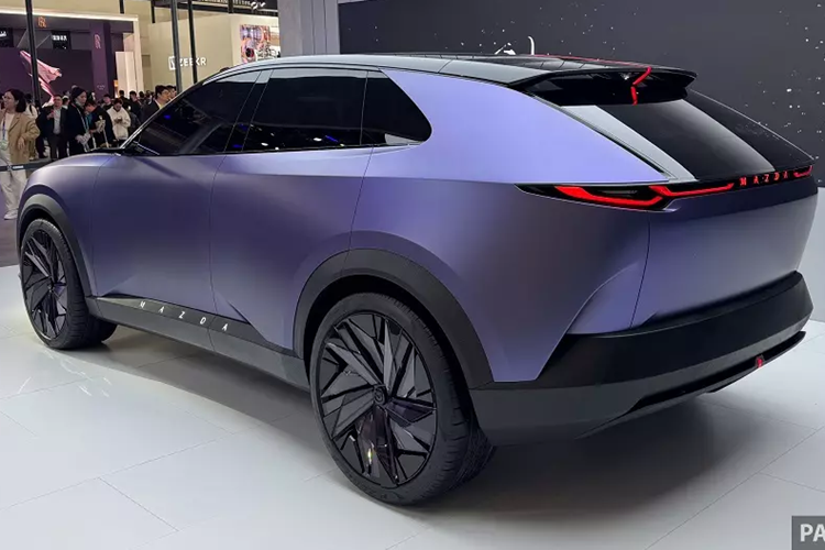 Khi kết hợp cả động cơ xăng và pin, xe có thể chạy 1.140 km với pin 19 kWh và 1.200 km với pin 28,4 kWh. Theo tờ Japan Times, phiên bản thương mại của Mazda Arata hoàn toàn mới sẽ sở hữu phạm vi di chuyển tương đương với EZ-6. Trong giai đoạn đầu, mẫu SUV này dự kiến chỉ được bán ở thị trường Trung Quốc.