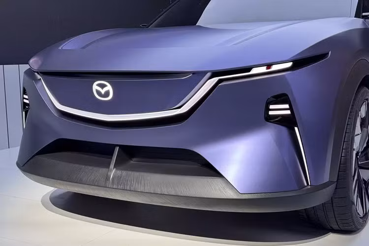 Được áp dụng phiên bản mới nhất của ngôn ngữ thiết kế Kodo, mẫu xe SUV Mazda Arata có những chi tiết ngoại thất khá đặc trưng của gia đình Mazda. Có thể thấy điều này qua lưới tản nhiệt đóng kín, được bao quanh bằng dải đèn LED định vị ban ngày, trên đầu xe.