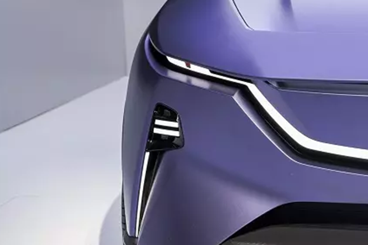 Bên cạnh đó là cụm đèn hậu với tạo hình chữ "L" bên trong. Là xe concept nên Mazda Arata đương nhiên sở hữu thiết kế vẫn còn khá sơ sài và chưa phù hợp với ô tô thương mại.