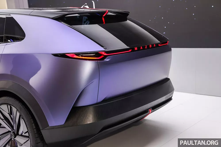 Bên cạnh đó là kính cửa sổ hẹp và những đường dập gân sắc sảo trên sườn xe. Hiện hãng Mazda chưa công bố hình ảnh nội thất và thông số kỹ thuật của mẫu xe này. Tuy nhiên, theo tờ Japan Times, ông Masahiro Moro, CEO của hãng Mazda, đã tiết lộ sẽ đưa Arata lên dây chuyền sản xuất thương mại vào năm sau.