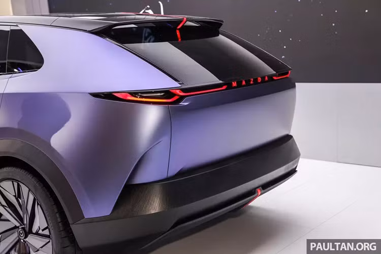 Bên cạnh đó là kính cửa sổ hẹp và những đường dập gân sắc sảo trên sườn xe. Hiện hãng Mazda chưa công bố hình ảnh nội thất và thông số kỹ thuật của mẫu xe này. Tuy nhiên, theo tờ Japan Times, ông Masahiro Moro, CEO của hãng Mazda, đã tiết lộ sẽ đưa Arata lên dây chuyền sản xuất thương mại vào năm sau.