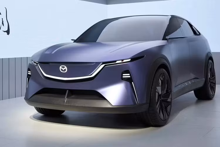 Thứ hai là mô-tơ điện có công suất tối đa 215 mã lực hoặc 235 mã lực cùng mô-men xoắn cực đại 320 Nm. Mô-tơ điện này đi kèm với động cơ xăng 4 xi-lanh, dung tích 1.5L để tăng phạm vi di chuyển. Bên cạnh đó là pin có dung lượng 19 kWh hoặc 28,4 kWh, mang đến phạm vi di chuyển lần lượt 134 km và 200 km mà không cần dùng động cơ xăng.