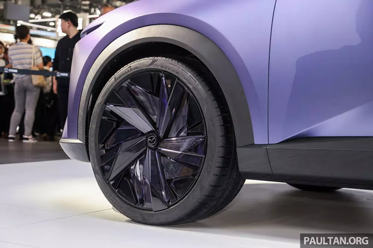 Phiên bản thương mại của Mazda Arata sẽ cũng có 2 tùy chọn động cơ là thuần điện (EV) và plug-in hybrid (PHEV) như EZ-6. Tại thị trường Trung Quốc, Mazda EZ-6 được cho là dùng chung động cơ với mẫu xe nội địa Changan Deepal SL03.