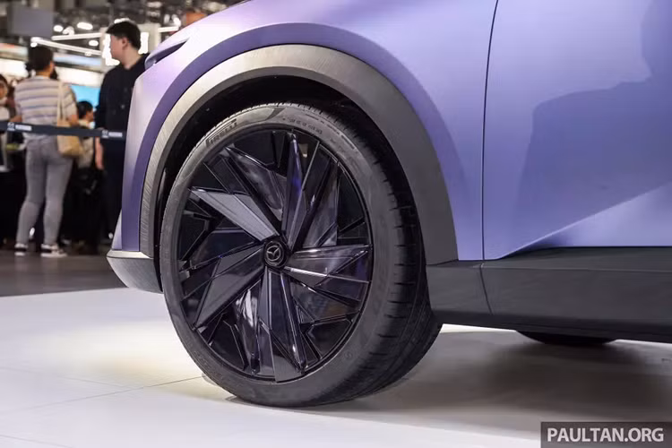 Phiên bản thương mại của Mazda Arata sẽ cũng có 2 tùy chọn động cơ là thuần điện (EV) và plug-in hybrid (PHEV) như EZ-6. Tại thị trường Trung Quốc, Mazda EZ-6 được cho là dùng chung động cơ với mẫu xe nội địa Changan Deepal SL03.