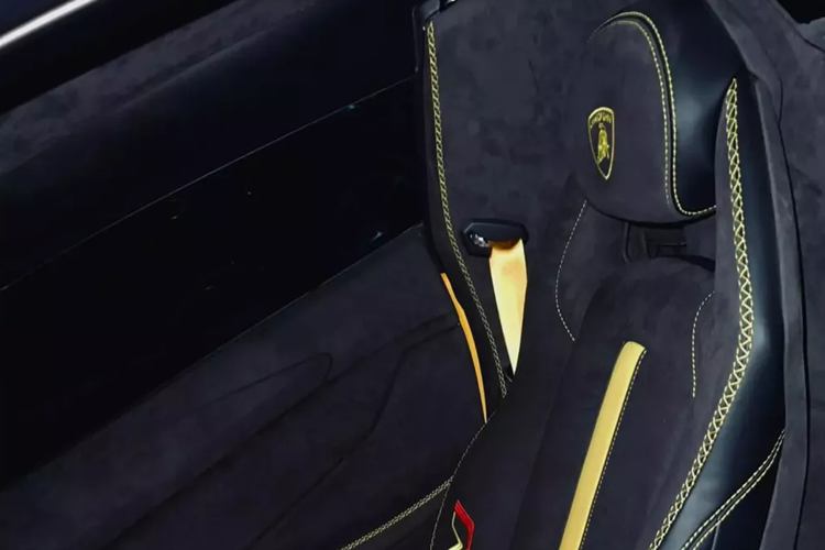 Siêu xe Lamborghini Aventador LP700-4 mui trần độ SVJ Roadster sử dụng động cơ V12, dung tích 6.5 lít, sản sinh công suất tối đa 700 mã lực tại vòng tua máy 8.250 vòng/phút và mô-men xoắn cực đại 690 Nm tại vòng tua máy 5.500 vòng/phút.