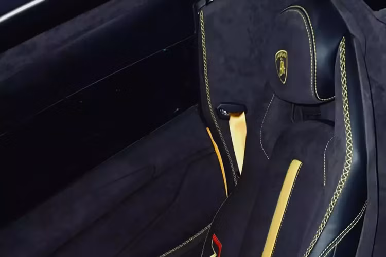 Siêu xe Lamborghini Aventador LP700-4 mui trần độ SVJ Roadster sử dụng động cơ V12, dung tích 6.5 lít, sản sinh công suất tối đa 700 mã lực tại vòng tua máy 8.250 vòng/phút và mô-men xoắn cực đại 690 Nm tại vòng tua máy 5.500 vòng/phút.