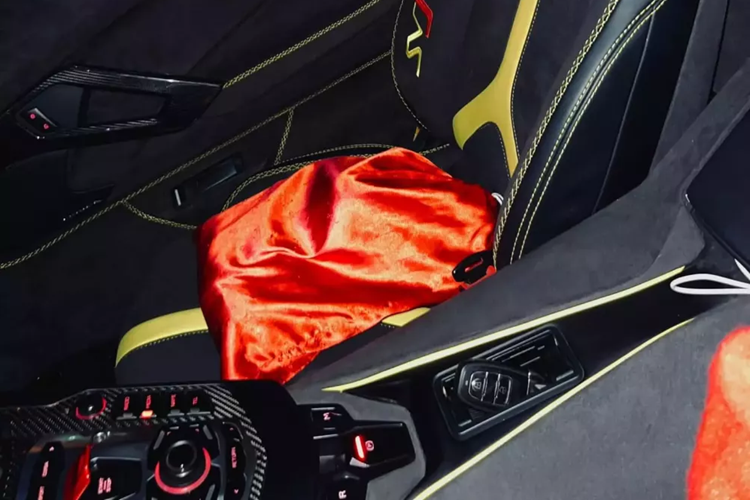 Dự án độ này cũng rất tâm đắt với ngoại hình rất giống xe Lamborghini Aventador SVJ Roadster, nội thất cũng thay bộ ghế bọc da Alcantara có logo SVJ rất đẹp, nhưng nhìn vào bảng đồng hồ của bản Lamborghini Aventador SV Roadster đã nhận ra ngay là chiếc xe lên đời.