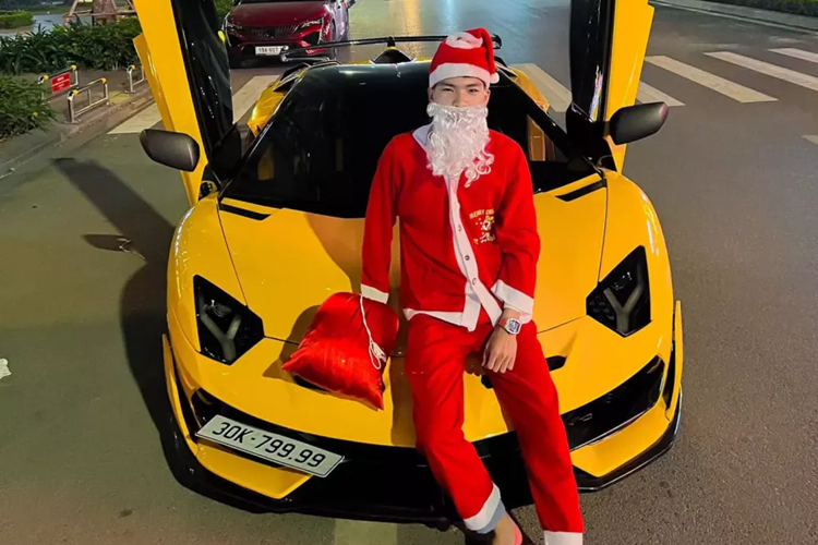 Trong dịp lễ giáng sinh năm 2024, Anh Lượng đã cùng bạn bè di chuyển trên chiếc siêu xe Lamborghini Aventador LP700-4 Roadster mui trần để làm ông già Noel, đây cũng là năm thứ 2 tay chơi này lấy siêu xe làm xe tuần lộc.