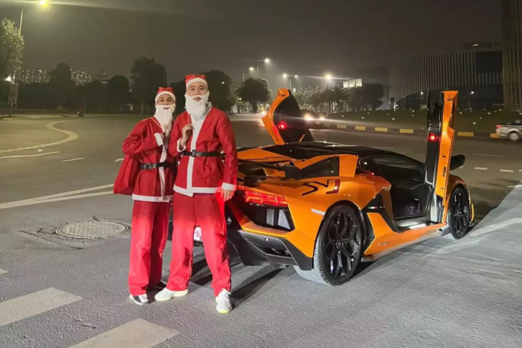 Sức mạnh được truyền tới cả bốn bánh thông qua hộp số tự động 7 cấp ISR, nhờ đó, phiên bản Lamborghini Aventador LP700-4 Roadster có thể tăng tốc từ vị trí xuất phát lên 100 km/h trong thời gian 2,9 giây trước khi đạt vận tốc tối đa 349 km/h.