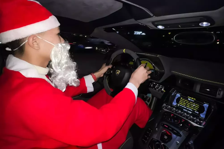 Khác với 2 năm trước, ở lần này ông già Noel Việt cưỡi Lamborghini Aventador LP700-4 Roadster độ lên phiên bản LP770-4 SVJ Roadster, thay vì hàng "xịn" nhưng bù trừ là quả biển số 30K-799.99 đẹp mắt.