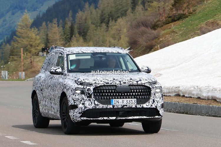 Cụm đèn pha chính được đặt bên dưới dải đèn LED ban ngày nằm dưới nắp ca-pô. Ở phía sau, cụm đèn hậu cũng được thiết kế lại hoàn toàn. Cản sau, cửa hậu, kính chắn gió, bộ khuếch tán, ốp sườn và thậm chí cả viền vòm bánh xe cũng sẽ khác biệt đáng kể so với thế hệ hiện tại.