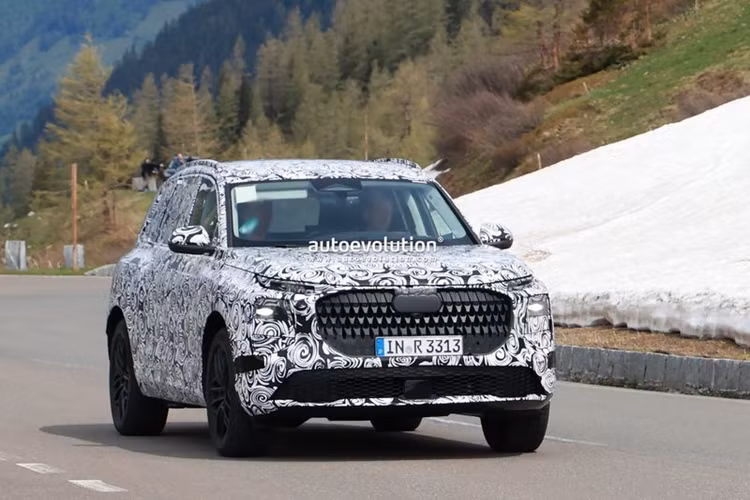 Cụm đèn pha chính được đặt bên dưới dải đèn LED ban ngày nằm dưới nắp ca-pô. Ở phía sau, cụm đèn hậu cũng được thiết kế lại hoàn toàn. Cản sau, cửa hậu, kính chắn gió, bộ khuếch tán, ốp sườn và thậm chí cả viền vòm bánh xe cũng sẽ khác biệt đáng kể so với thế hệ hiện tại.