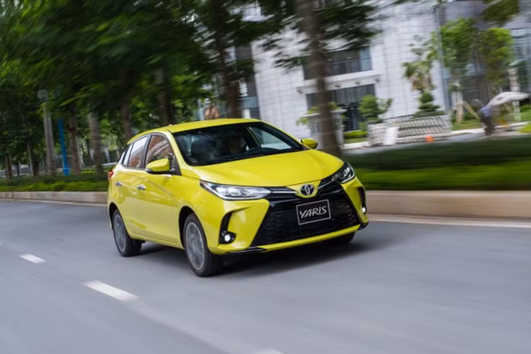  Toyota Yaris Trong số loạt ôtô khai tử tại Việt Nam năm 2024, đầu tiên phải kể đến Toyota Yaris. Mẫu xe này đã không còn nằm trong danh mục sản phẩm chính hãng. Bên cạnh đó, đại lý Toyota cũng cho biết, mẫu xe Yaris đến hiện tại đã ngừng nhận đặt hàng. Doanh số xe phát sinh từ đầu năm xuất phát từ các đơn hàng đã đặt từ trước.