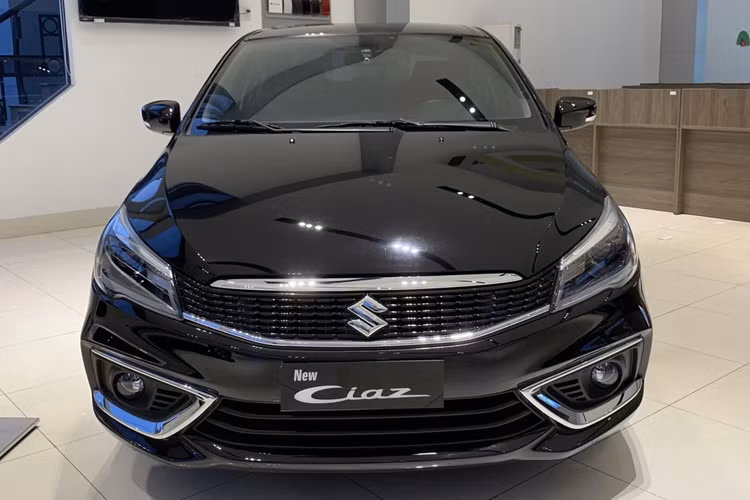 Hiện một số đại lý vẫn đang rao bán nốt số xe tồn kho. Ciaz tại Việt Nam được phân phối chỉ một phiên bản, đi cùng mức giá 535 triệu đồng.