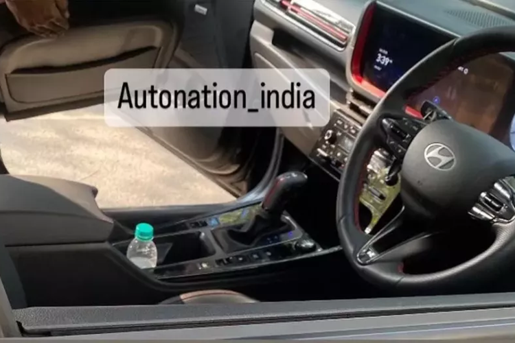 Bảng đồng hồ kỹ thuật số và màn hình cảm ứng trung tâm cùng có kích thước 10,25 inch, hỗ trợ kết nối với điện thoại thông minh, hệ thống âm thanh Bose, phanh tay điện tử, rèm che nắng ở hàng ghế sau, tính năng ngả ghế cho hàng ghế thứ hai,...