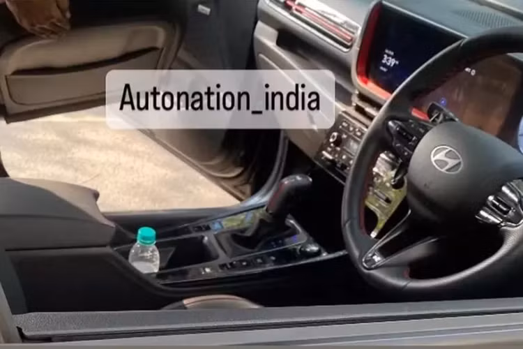 Bảng đồng hồ kỹ thuật số và màn hình cảm ứng trung tâm cùng có kích thước 10,25 inch, hỗ trợ kết nối với điện thoại thông minh, hệ thống âm thanh Bose, phanh tay điện tử, rèm che nắng ở hàng ghế sau, tính năng ngả ghế cho hàng ghế thứ hai,...