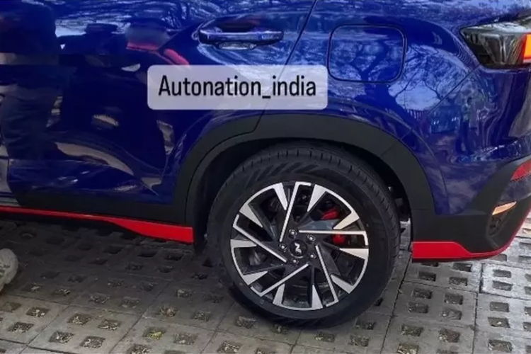 Tương tự ngoại thất, nội thất của Hyundai Creta N Line 2024 cũng có những điểm nhấn màu đỏ như viền màn hình cảm ứng trung tâm, cửa gió điều hòa và cần số. Vô lăng và ghế đều đi kèm chỉ khâu màu đỏ. Chưa hết, Hyundai Creta N Line 2024 còn được trang bị vô lăng và cần số khác biệt so với bản thường.