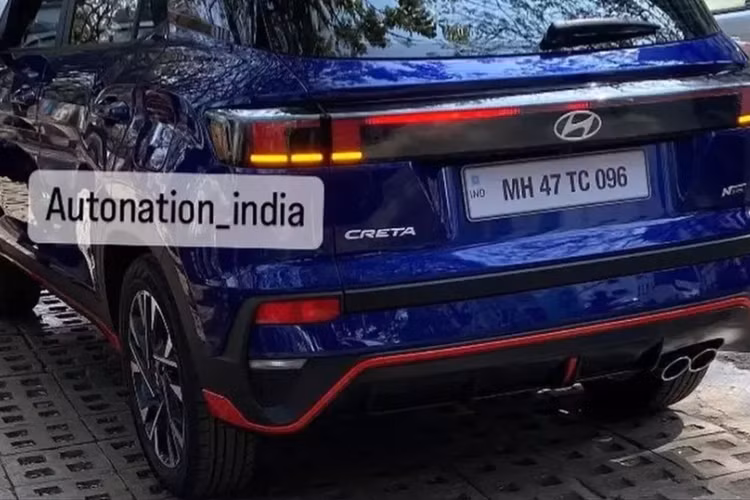 Tiếp theo đó là logo N Line xuất hiện ở nhiều nơi như trên lưới tản nhiệt, chắn bùn trước và cửa cốp sau như dấu hiệu nhận biết cho phiên bản thể thao hơn của Hyundai Creta 2024.