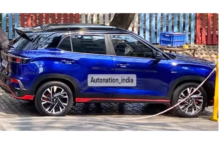 Hai chiếc Hyundai Creta N Line 2024 bị bắt gặp tại Ấn Độ được sơn màu xanh đậm và xám nhám. Nổi bật trên nền sơn là những điểm nhấn màu đỏ chạy dọc từ cản trước đến cản sau. Cản trước, cản sau và lưới tản nhiệt của xe đều được thay đổi thiết kế theo hướng hầm hố hơn bản tiêu chuẩn.